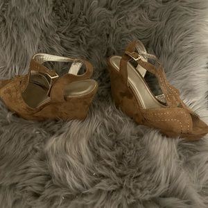 Wedge heel suede texture